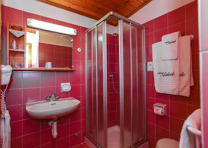 阿黛尔酒店 3* 博尔米奥